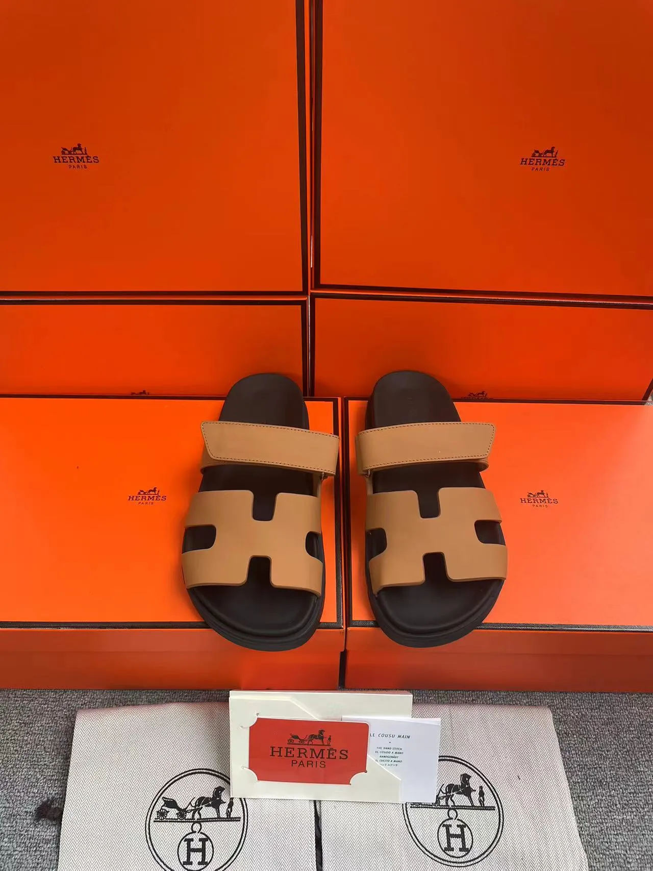 👟👟Ex-factory price 480👟👟, H HERMES is the same style for men and women, the couple's second uncle shoes that have become very popular recently - sandals, paired with various colorful socks, very trendy ✅Upper: imported mixed sheepskin and deerskin ✅Inner: imported mixed sheepskin ✅Outsole: Tpu non-slip and wear-resistant outsole ✅Size: women's 35-42. Male 38-46